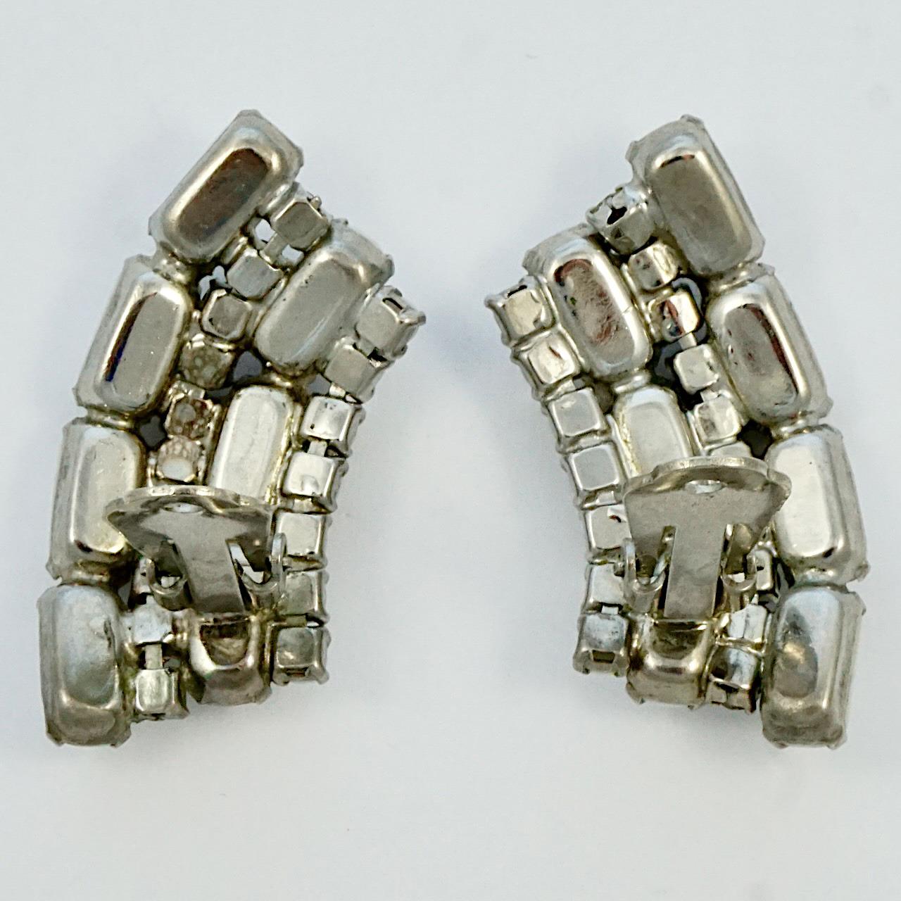 Silver Tone White Milk Glass and Rhinestone Clip On Climber Earrings circa 1950s In Good Condition For Sale In London, GB