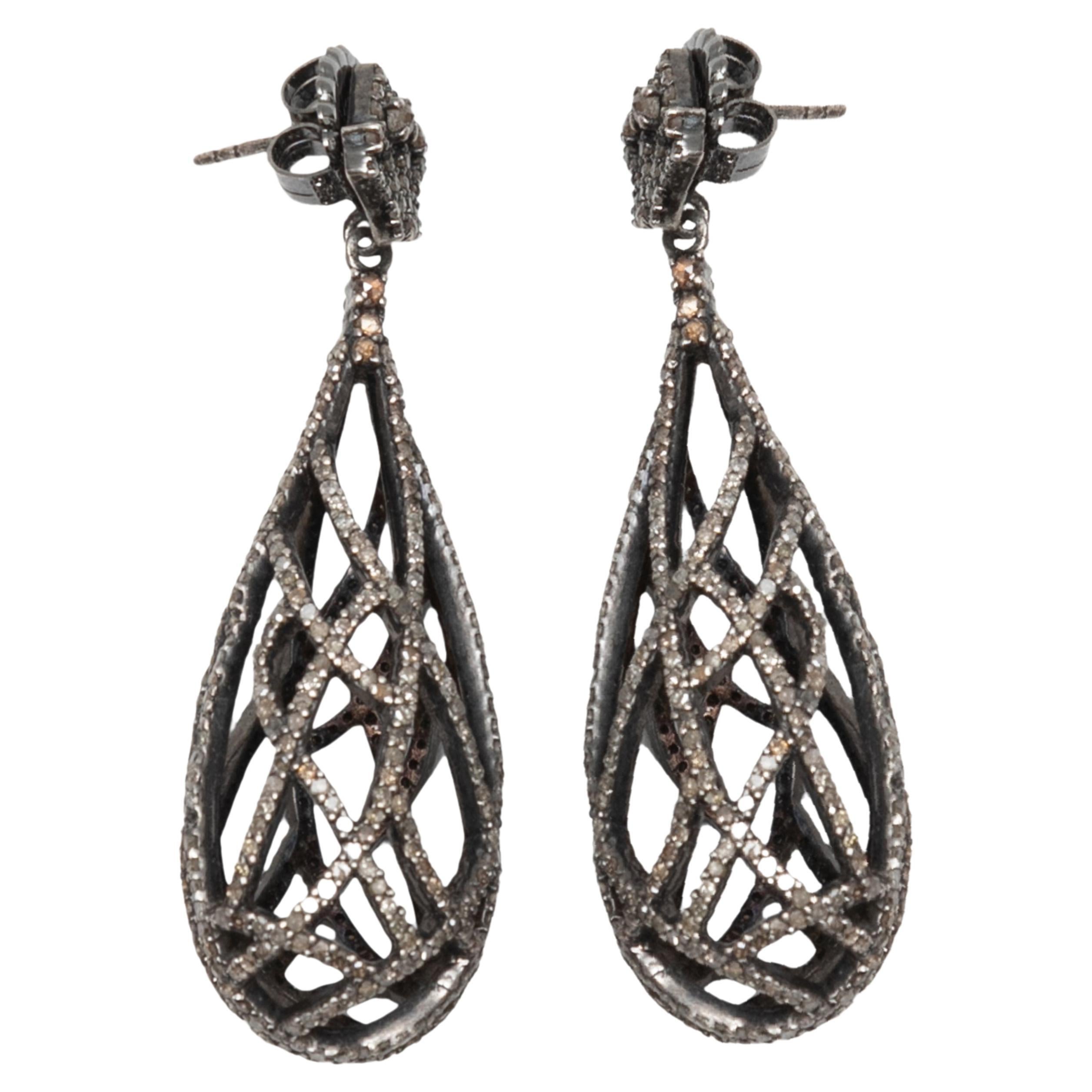 Silber-farbene & Pavé-Diamant Bavna-Tropfen-Ohrringe mit durchbrochenen Ohrringen im Angebot