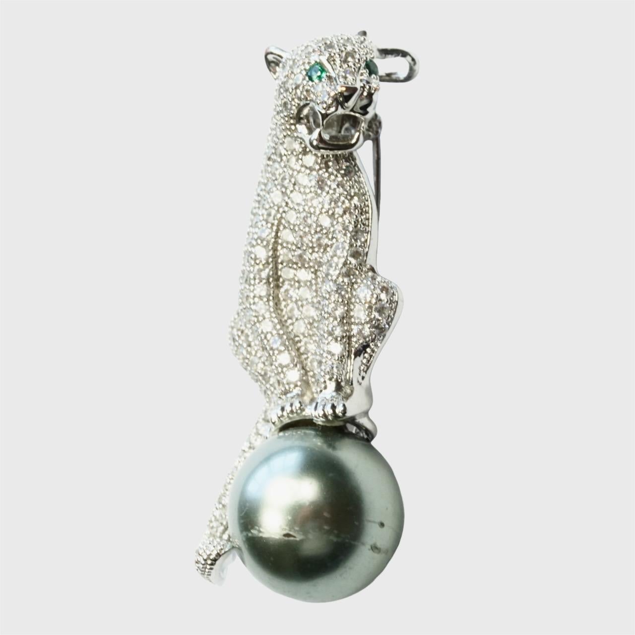 Broche de pantera pavé en tono plateado con una perla de imitación gris y ojos verdes en Bueno estado para la venta en London, GB