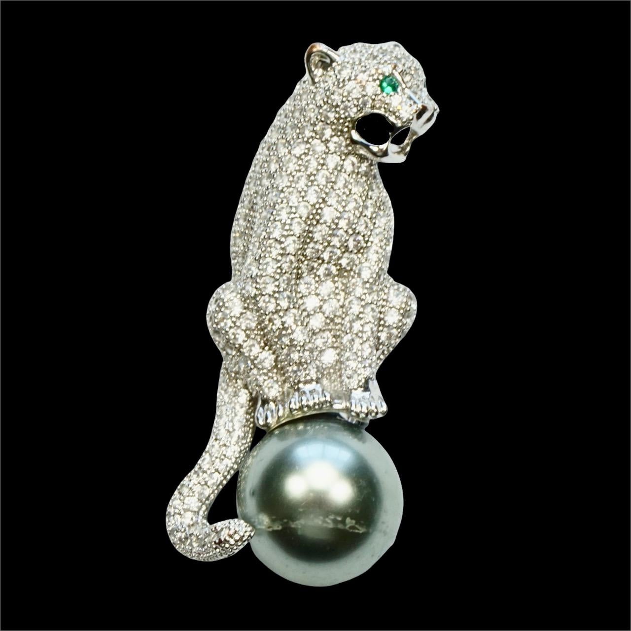Femenino o masculino Broche de pantera pavé en tono plateado con una perla de imitación gris y ojos verdes en venta
