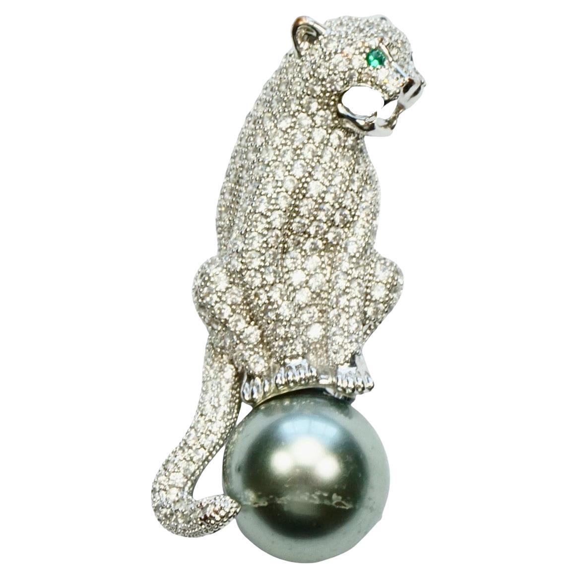 Broche de pantera pavé en tono plateado con una perla de imitación gris y ojos verdes