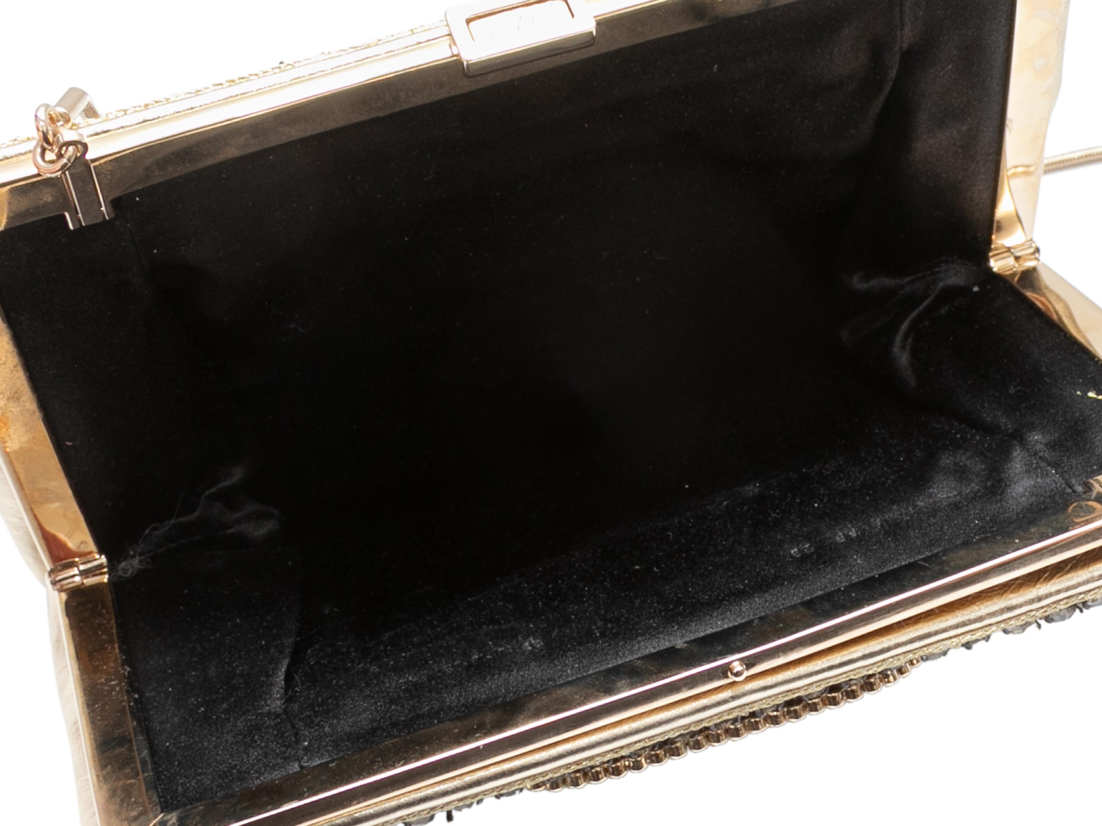 Sac de soirée en cristal argenté Roger Vivier. Ce sac est composé de cuir doré et de cristaux, d'accessoires dorés, d'une seule bandoulière et d'un fermoir sur le dessus. 8.25