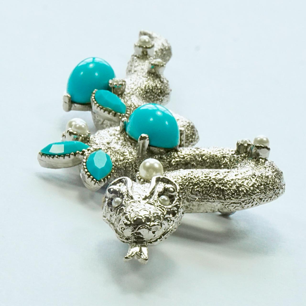 Broche de serpiente texturizado en tono plateado con perla de imitación y detalle de turquesa de imitación en Bueno estado para la venta en London, GB