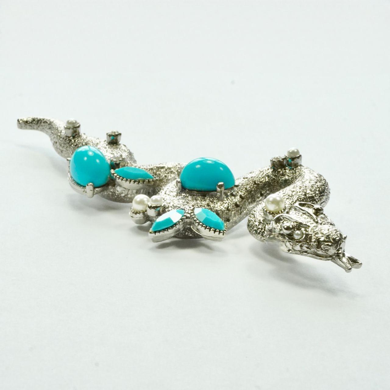 Femenino o masculino Broche de serpiente texturizado en tono plateado con perla de imitación y detalle de turquesa de imitación en venta