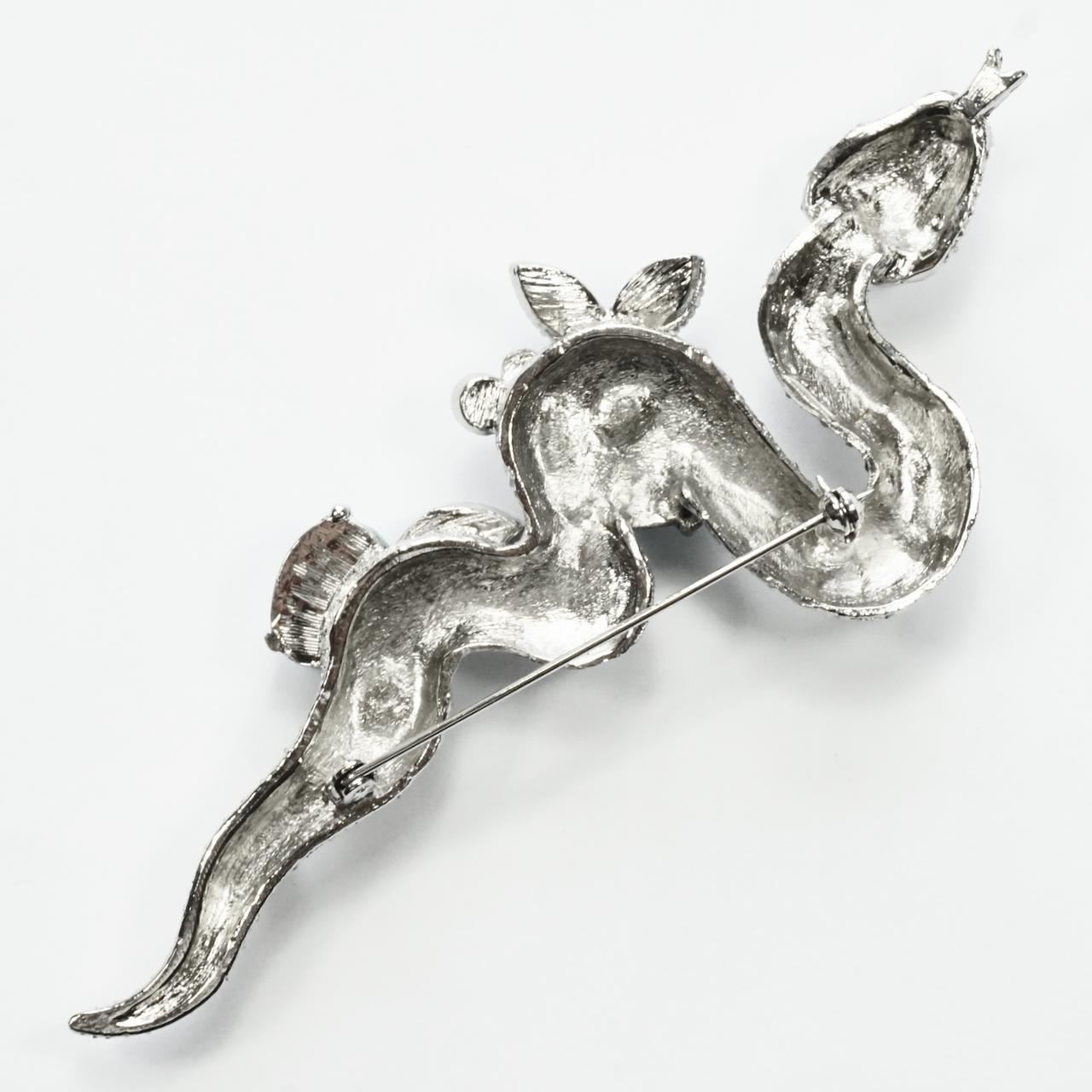 Broche de serpiente texturizado en tono plateado con perla de imitación y detalle de turquesa de imitación en venta 1