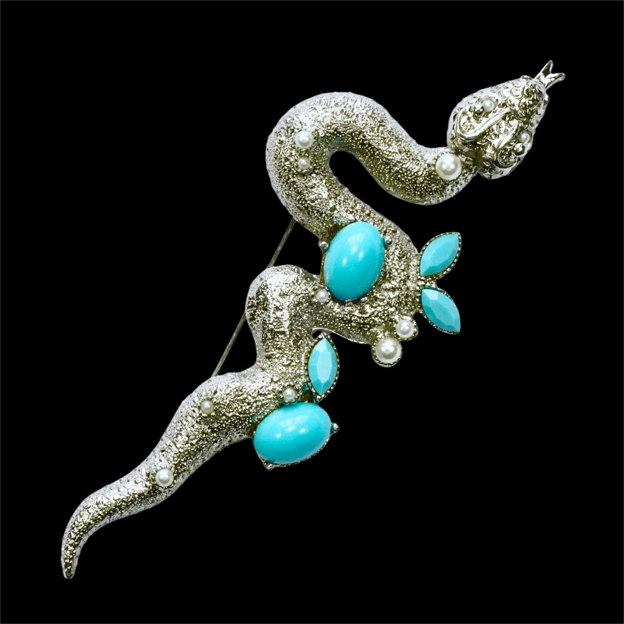 Broche de serpiente texturizado en tono plateado con perla de imitación y detalle de turquesa de imitación en venta 2