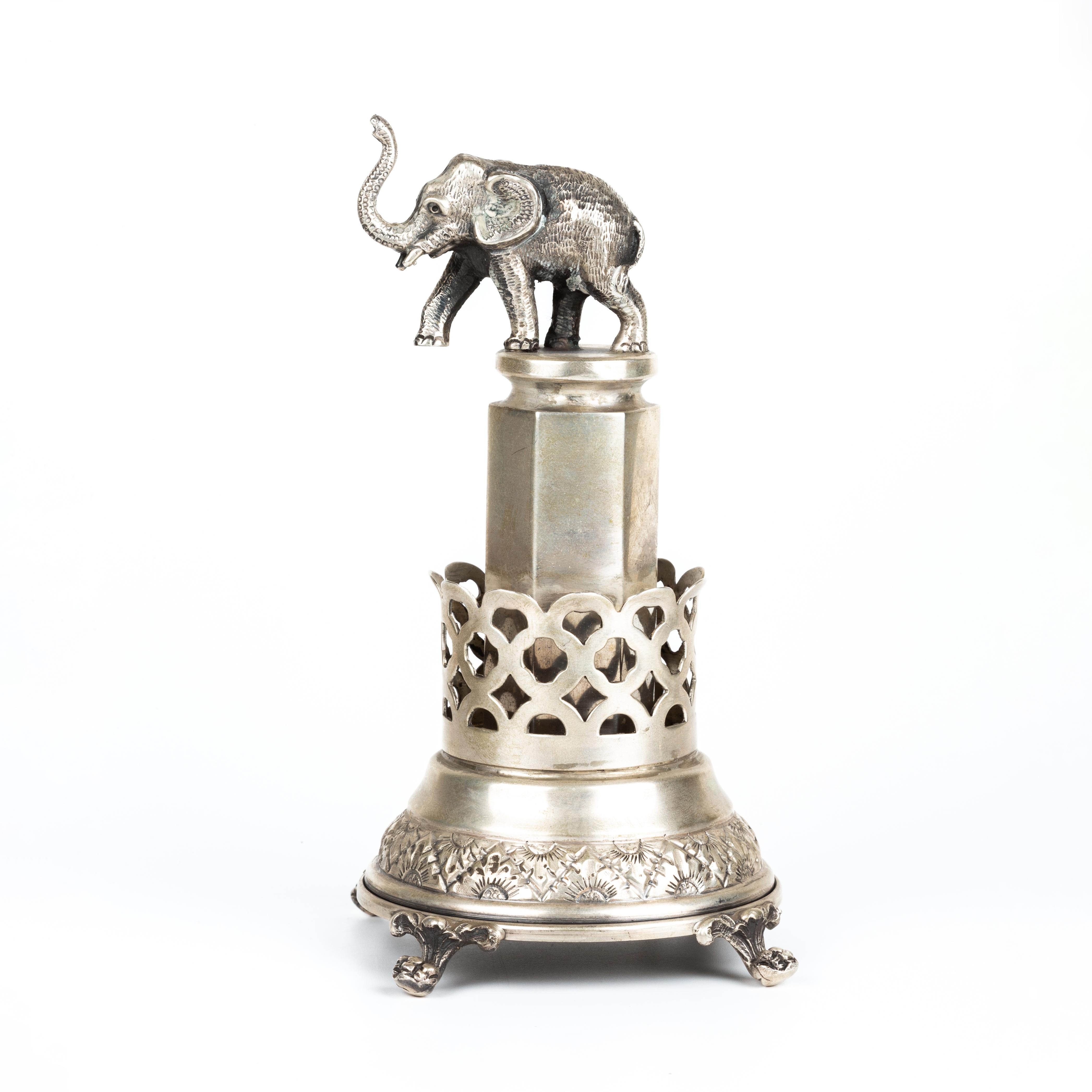 Portoghese Porta stuzzicadenti in argento - Elefante su piedistallo in vendita