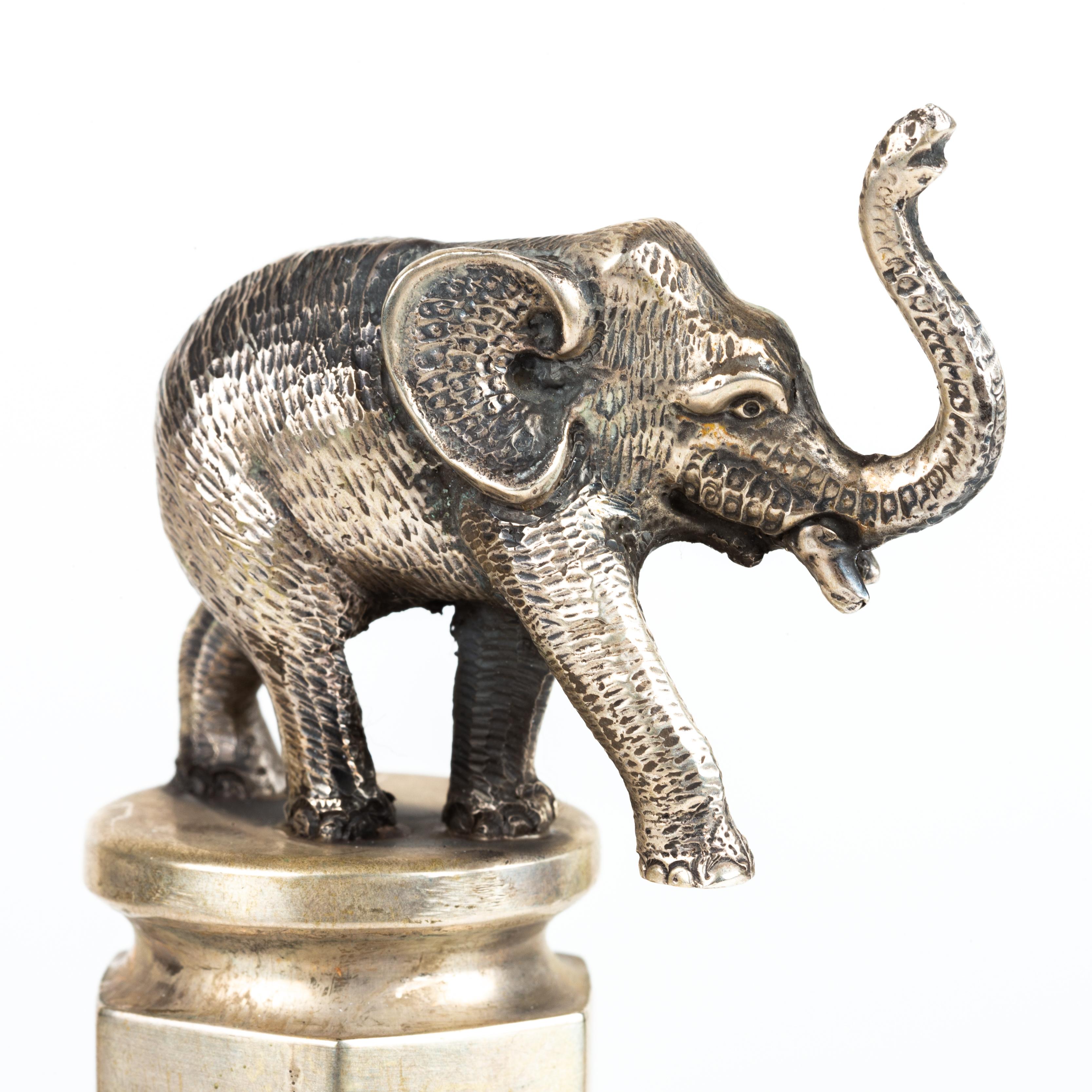 XX secolo Porta stuzzicadenti in argento - Elefante su piedistallo in vendita