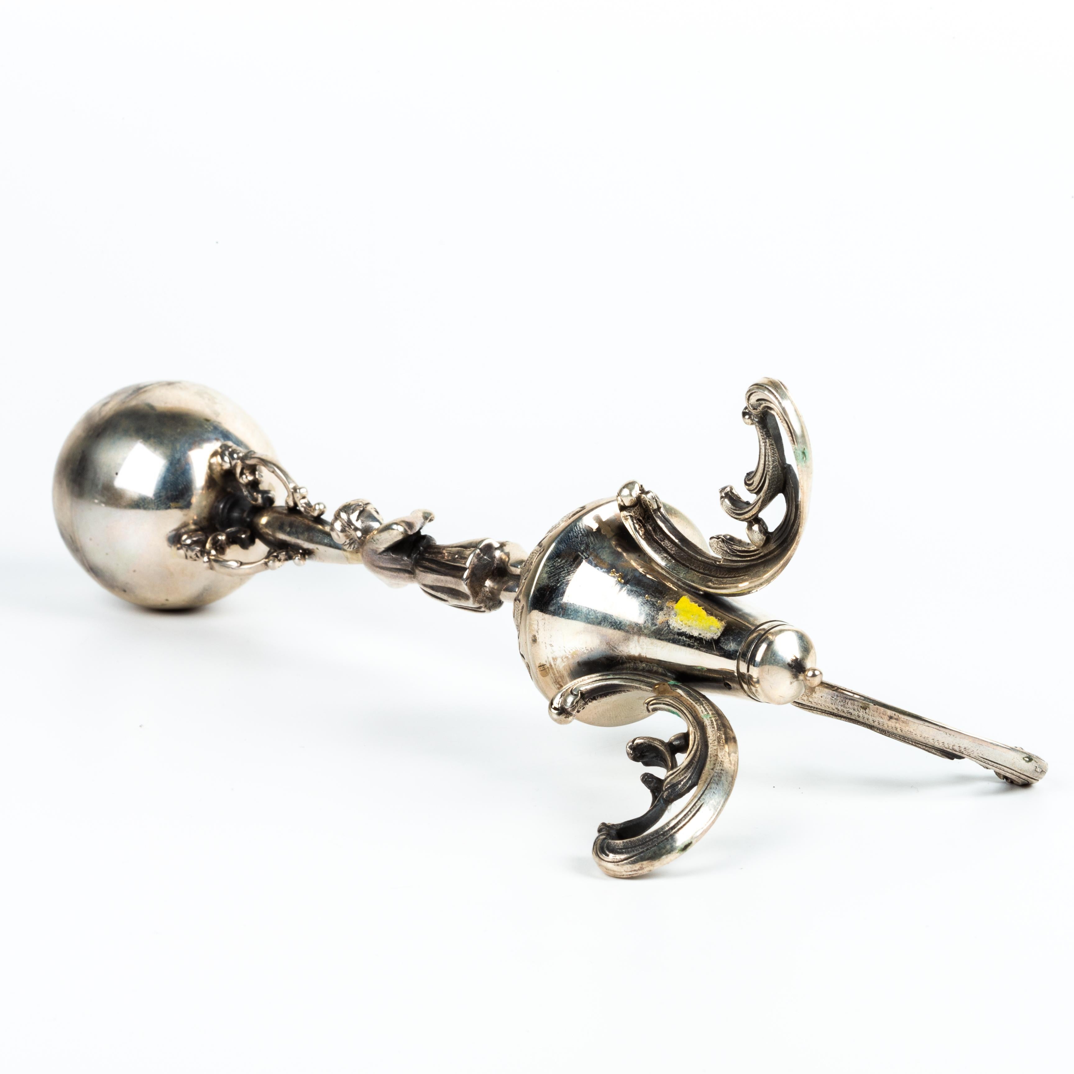 Porta stuzzicadenti in argento - Figura che tiene una palla in vendita 3