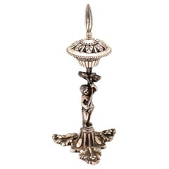 Silberner Zahnstocherhalter mit floralen Reliefs