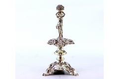 Silberner Zahnstocherhalter mit nackter junger Frau