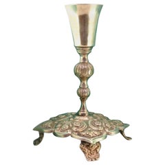 Porte cure-dents en argent avec reliefs, calice lisse reposant sur une base.