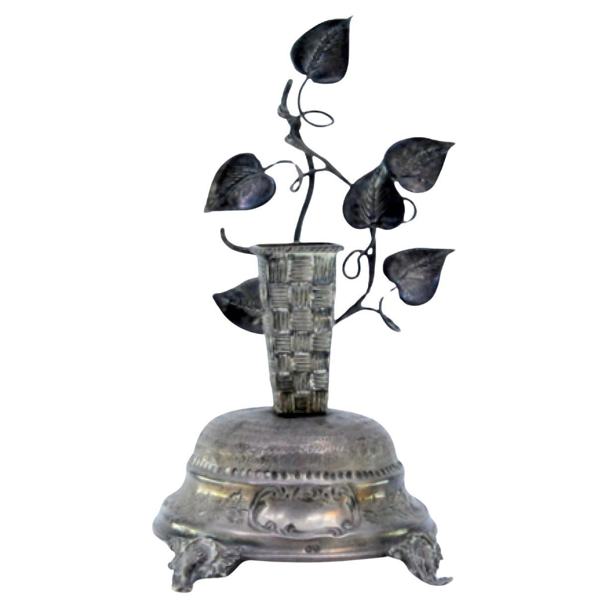 Silver toothpick holder with vine leaves and vintage basket en venta