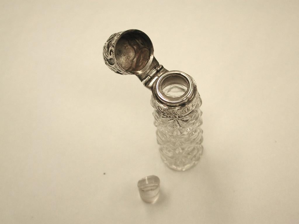 Silver Topped Cut Glass Scent Bottle, Dated 1901, Mappin Brothers, Birmingham In Good Condition In London, GB