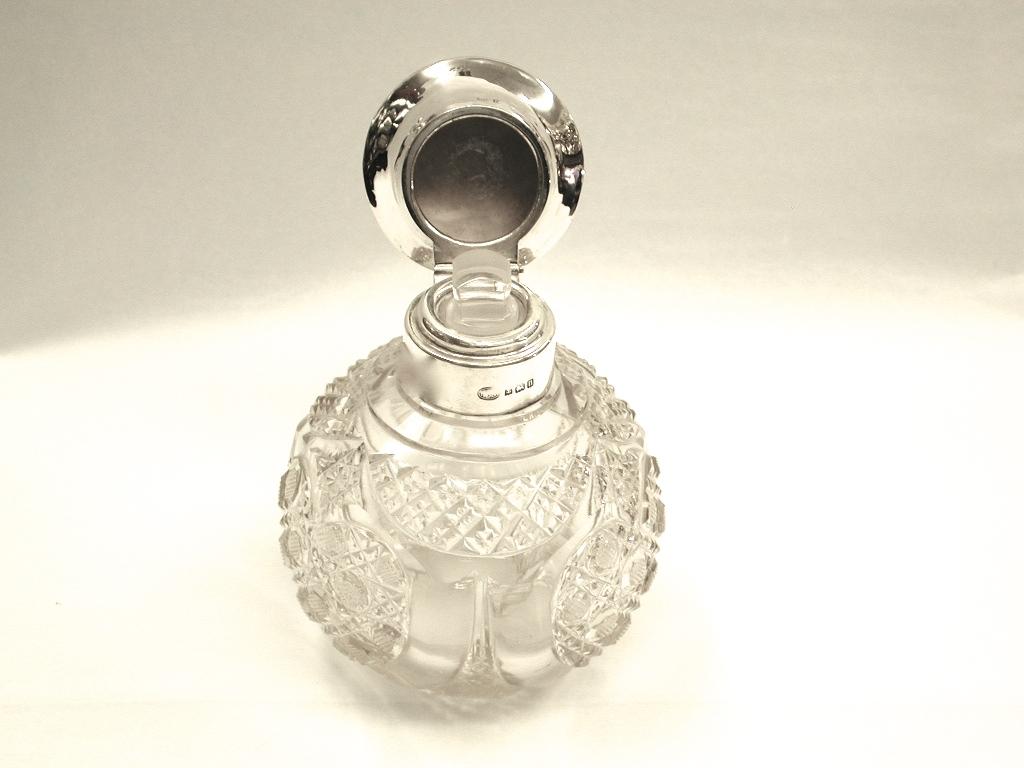 Flacon de parfum en verre taillé, Alexander Clark & Co, 1912.
Assayé à Birmingham avec un beau verre mélangé coupé à la main.