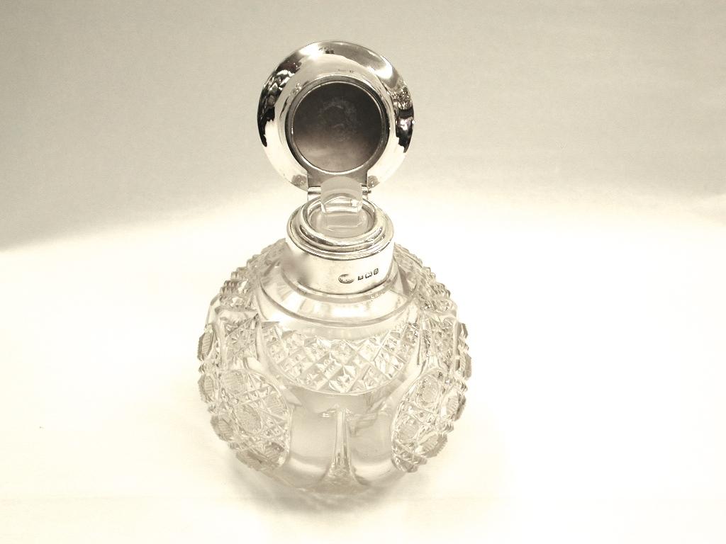 Bottiglia di profumo in vetro tagliato con tappo in argento, Alexander Clark & Co, 1912.
Saggiato a Birmingham con un bellissimo vetro misto tagliato a mano.