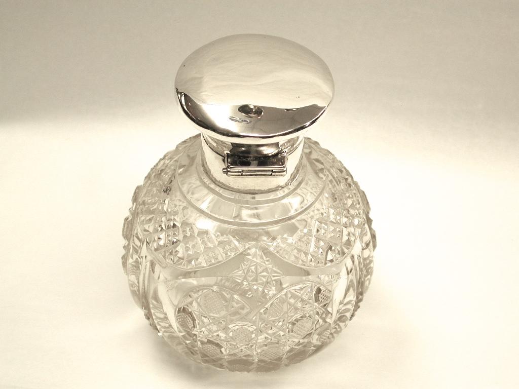 Début du 20ème siècle Bouteille à parfum en verre taillé surmonté d'argent, Alexander Clark & Co., 1912 en vente