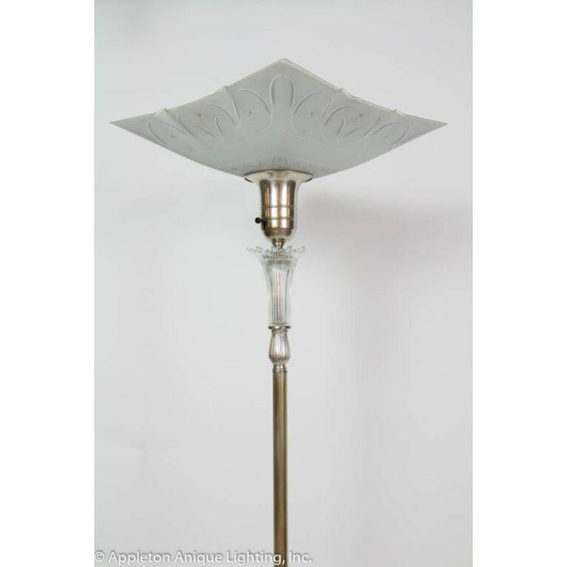 Airy torchiere floor lamp with fluted glass in stem. Bakelite in base. Restored. Bent glass.

Material: nickel, glass
Style: Art deco, Hollywood regency
Place of Origin: United States of America
Period made: mid-20th century
Dimensions: 19 ×