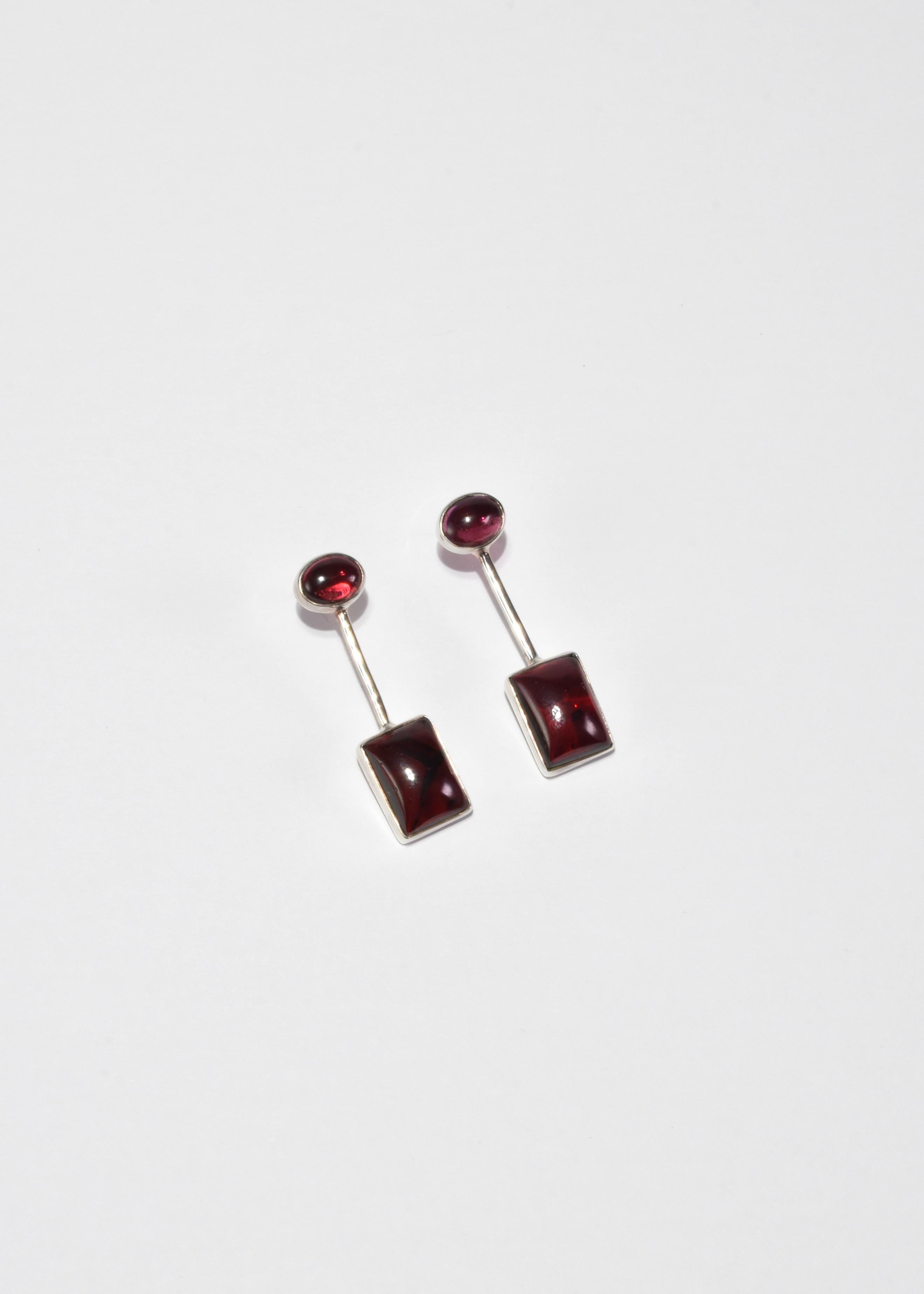 Stunning vintage silver earrings with geometric pink tourmaline stones, pierced. Stamped IG 925.

Material: Sterling silver, tourmaline.