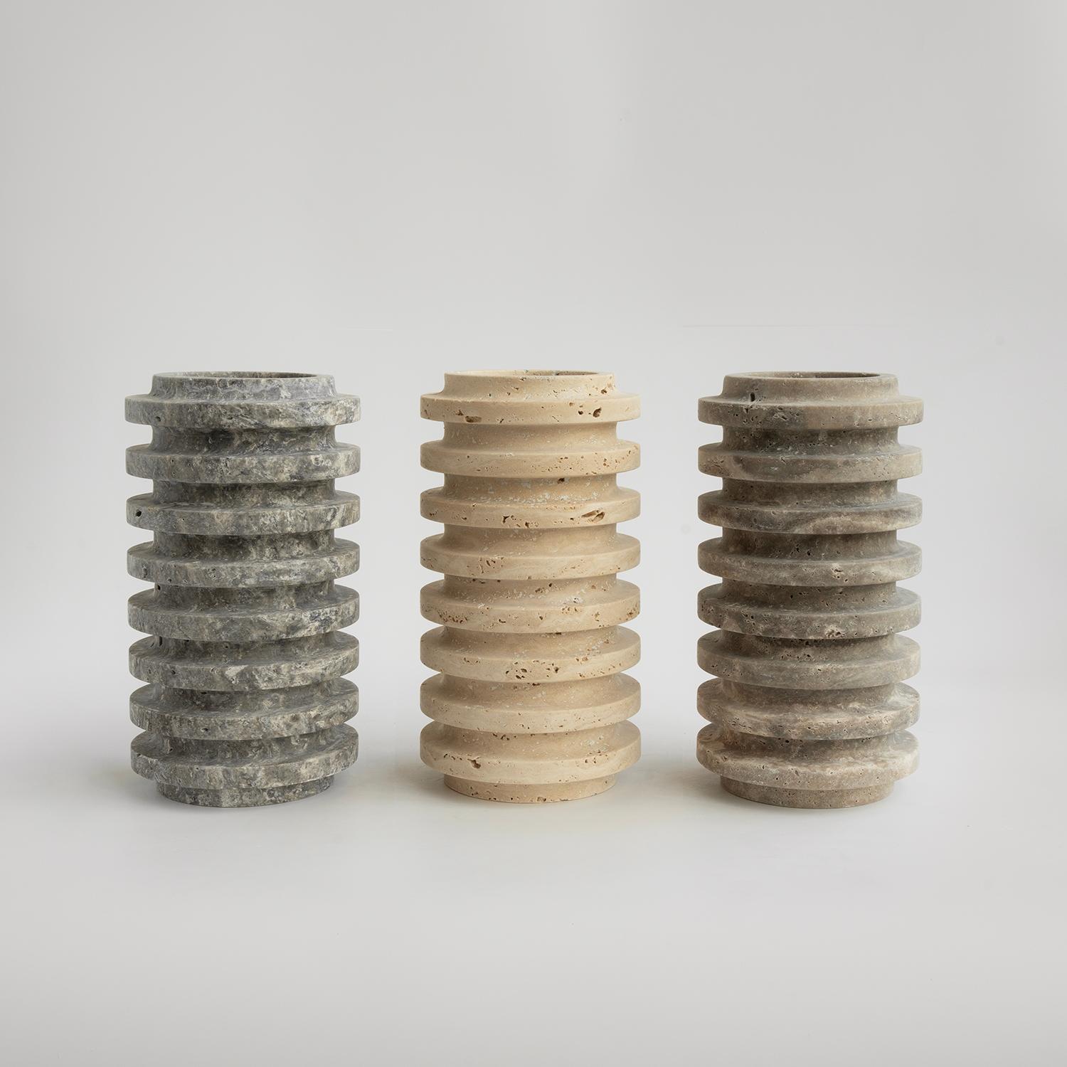 Ti presentiamo il vaso a strati in travertino argentato, un mix sorprendente di bellezza naturale e design moderno. Realizzato in travertino argentato, questo vaso mette in risalto le texture e i toni unici e stratificati della pietra. Il vaso a