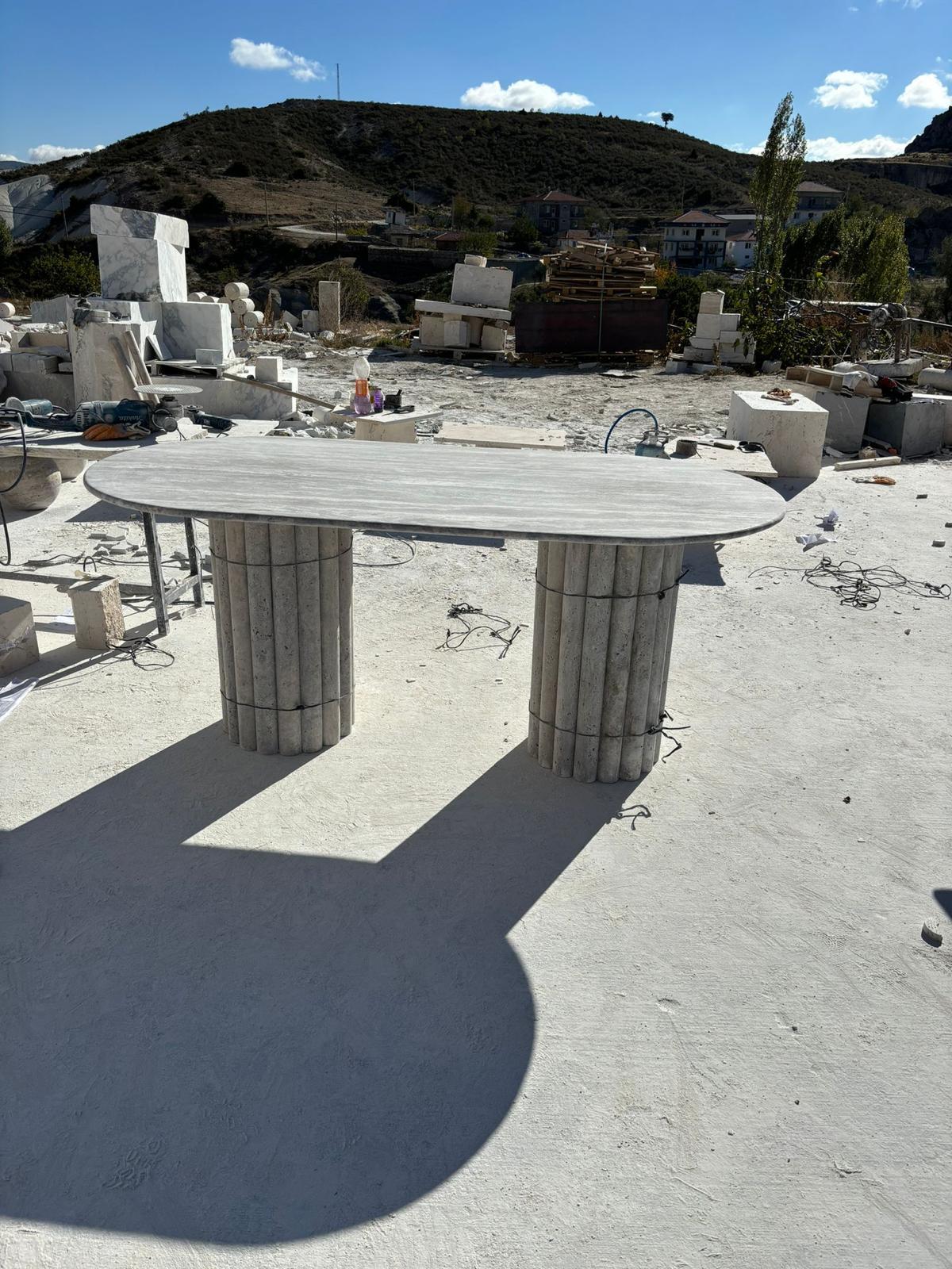 Mesa de comedor de mármol travertino plateado - Mesa de cocina de piedra - Mármol a medida Artes y manualidades en venta
