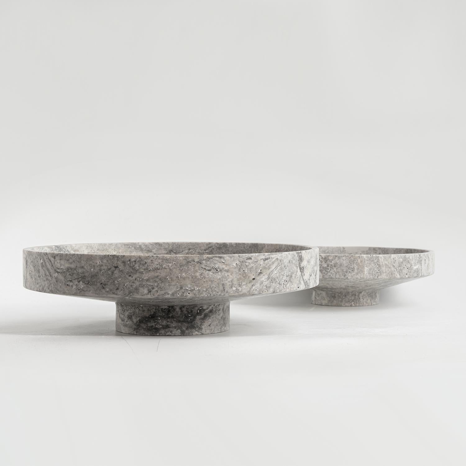 Ti presentiamo la ciotola stretta in travertino XL Silver

La nostra ciotola stretta più venduta è ora disponibile in una dimensione più grande! La ciotola stretta in travertino XL Silver è un vero pezzo forte, perfetto per elevare lo stile della