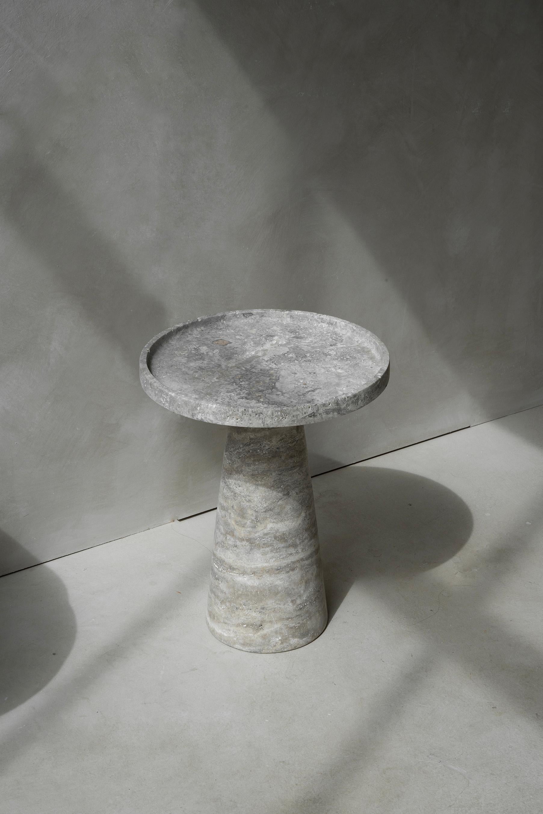 XXIe siècle et contemporain Table d'appoint cône en travertin argenté en vente