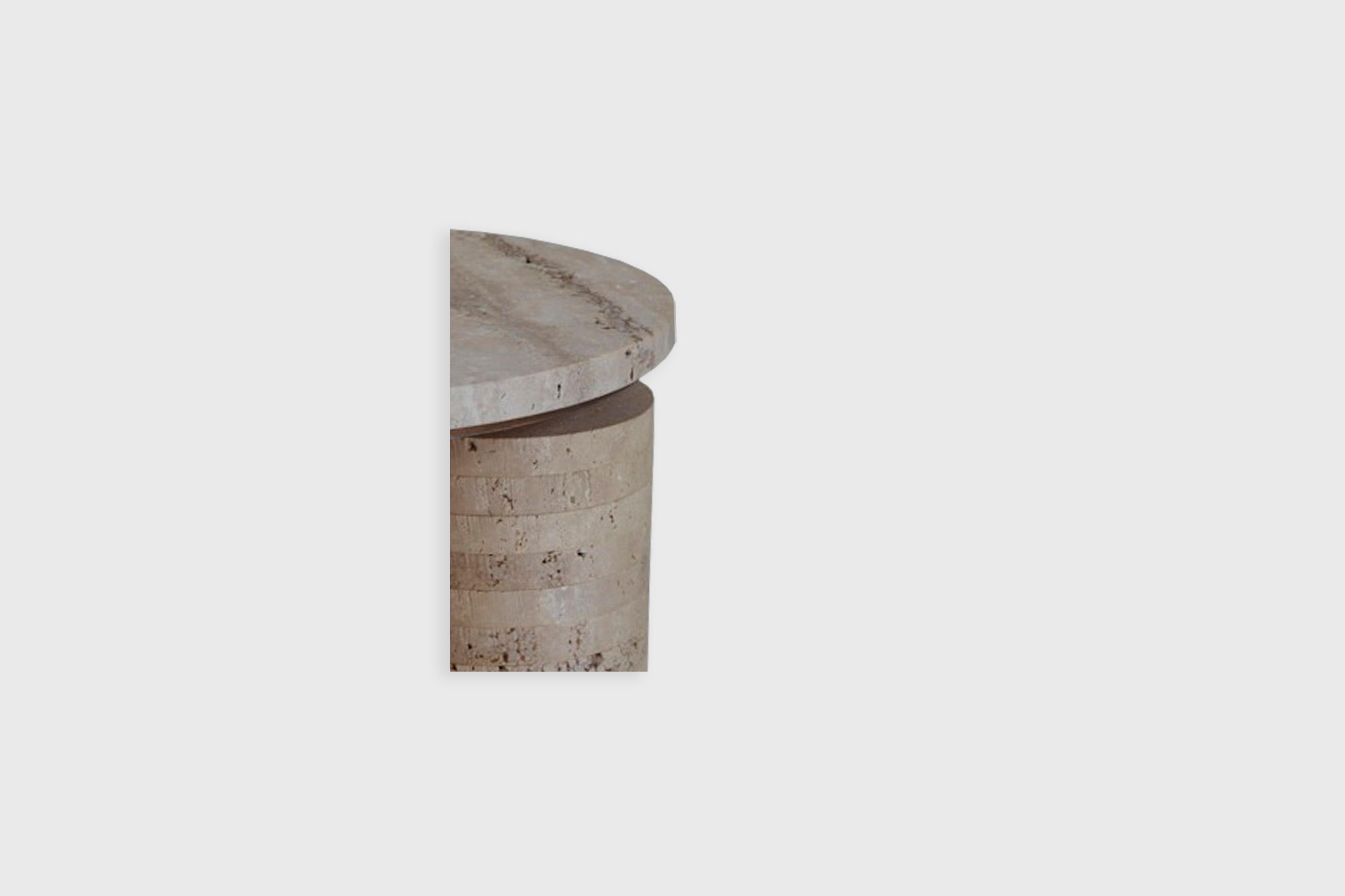 Kleiner Trilith-Beistelltisch aus Silber und Travertin von Atra Design (Postmoderne) im Angebot