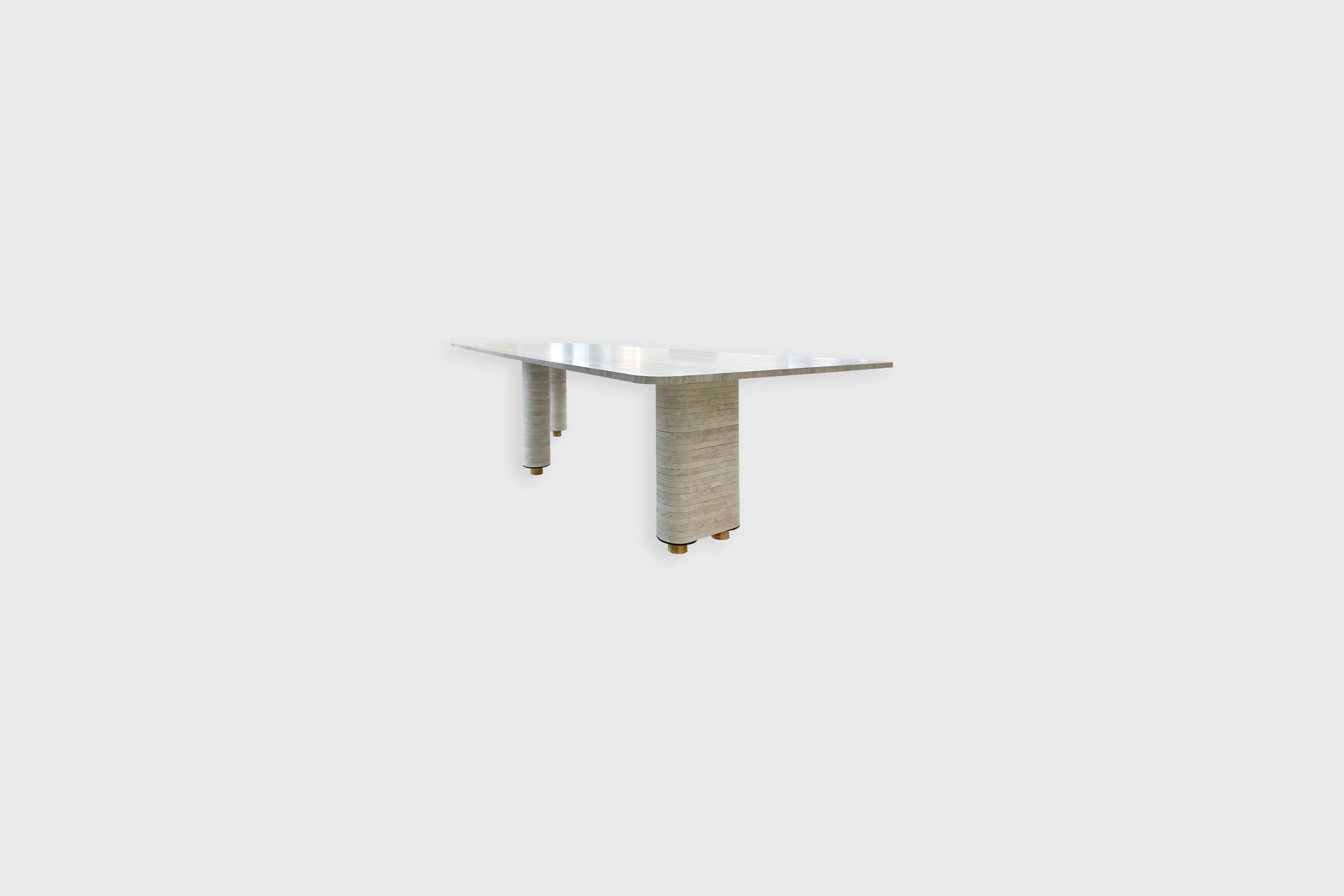 Postmoderne Table à manger Aro en travertin argenté avec plateau en bois par Atra Design en vente