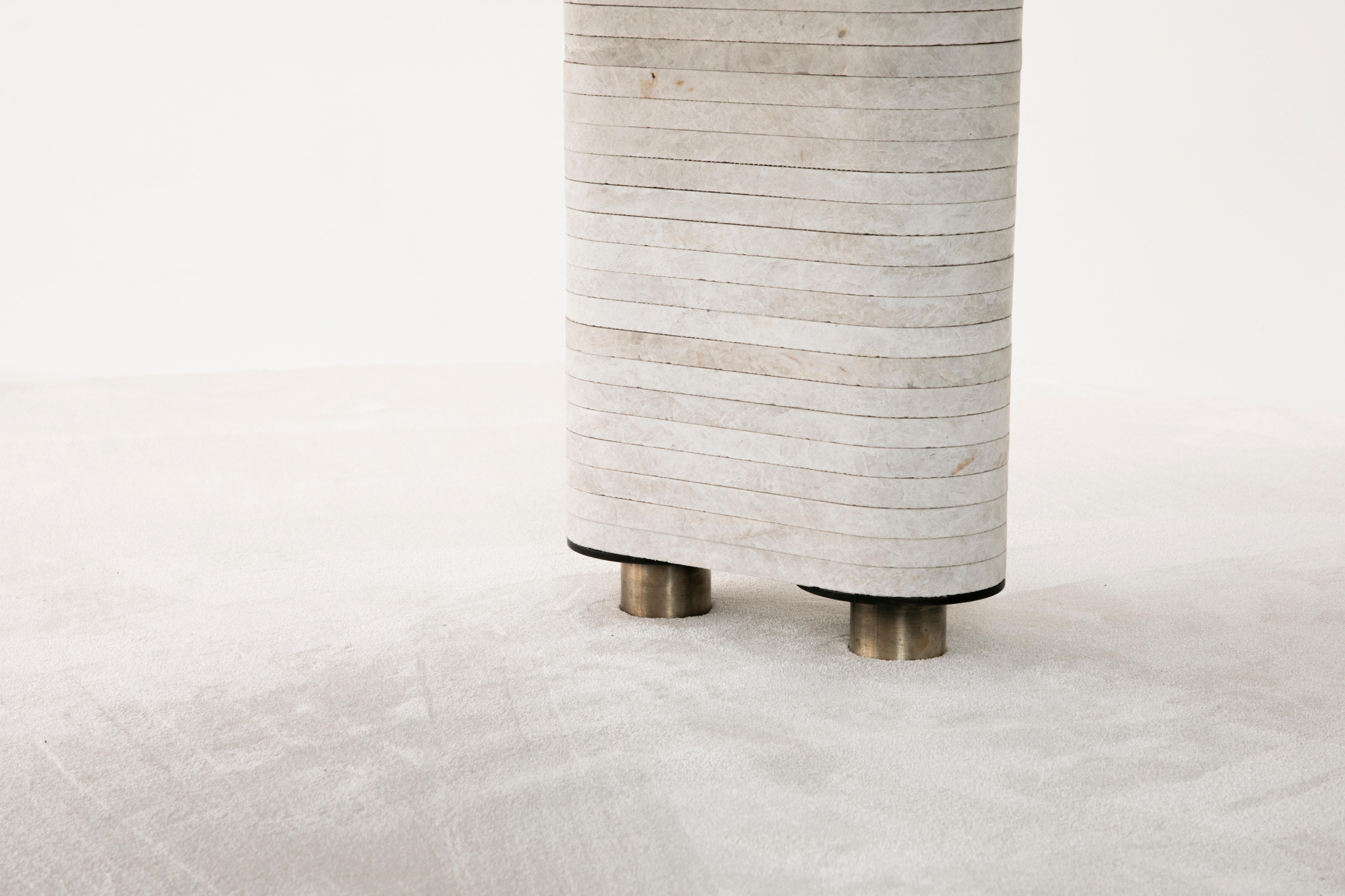 Aro-Esstisch aus Silber Travertin mit Holzplatte von Atra Design (Sonstiges) im Angebot