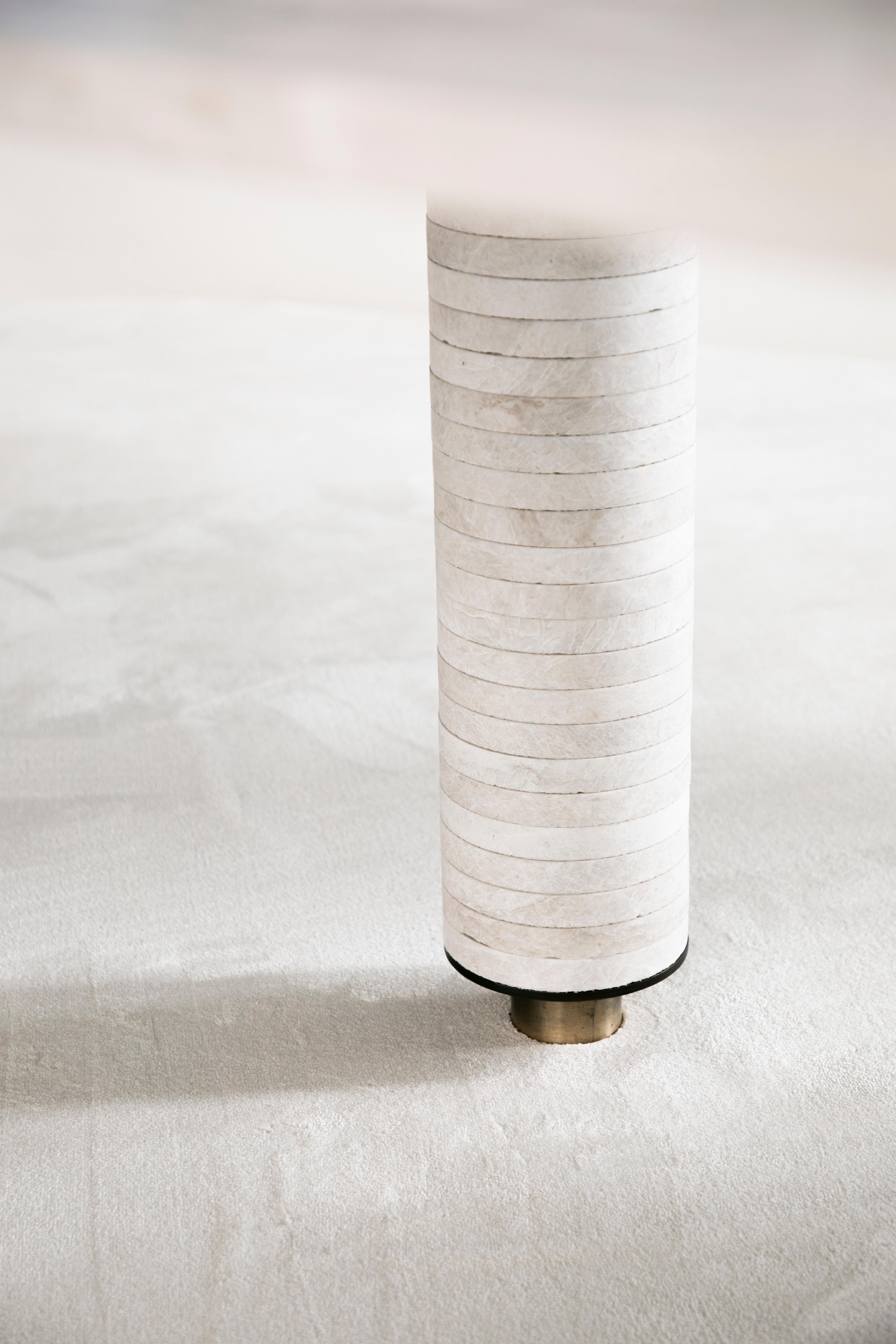 Aro-Esstisch aus Silber Travertin mit Holzplatte von Atra Design im Zustand „Neu“ im Angebot in Geneve, CH