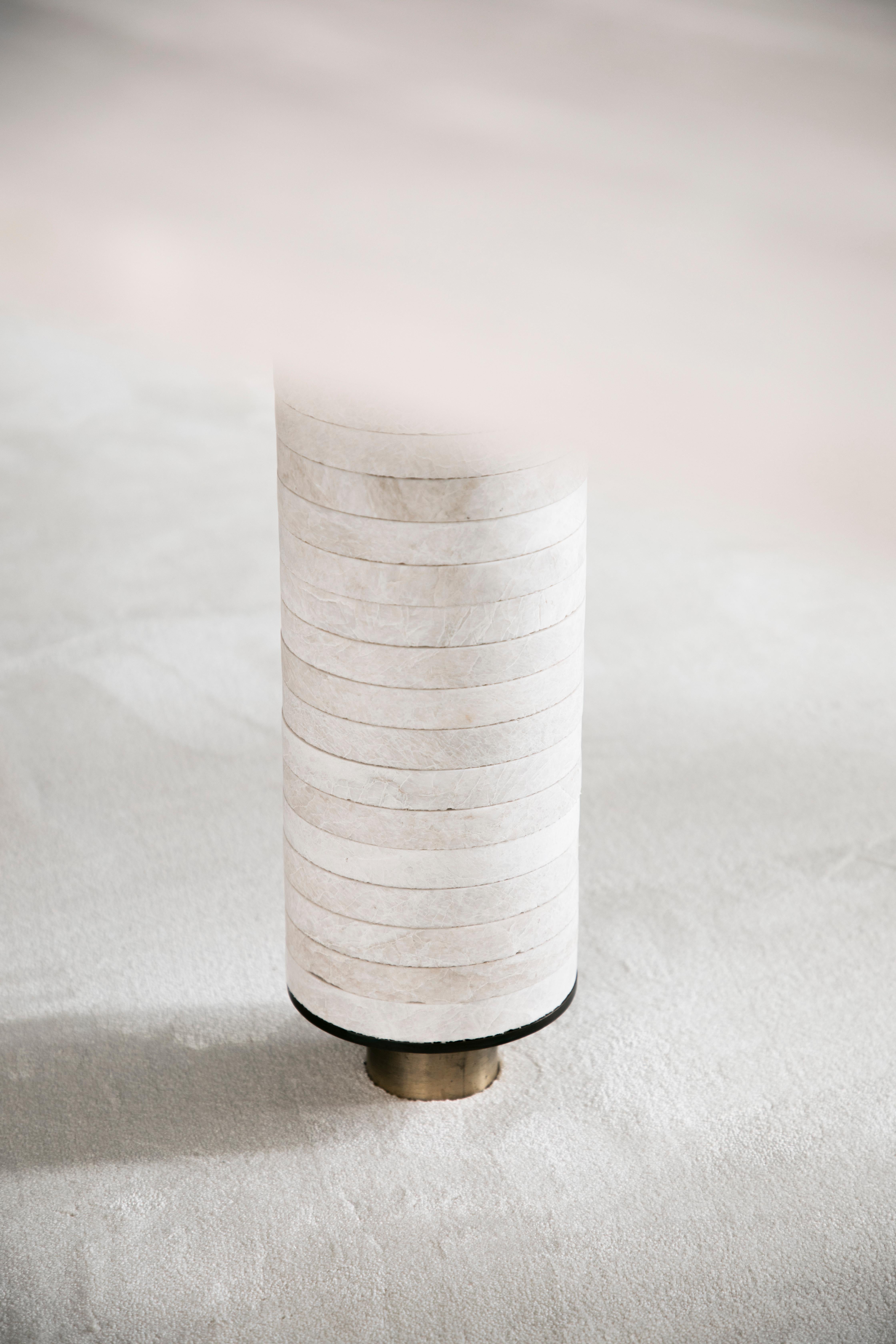 Aro-Esstisch aus Silber Travertin mit Holzplatte von Atra Design (Messing) im Angebot