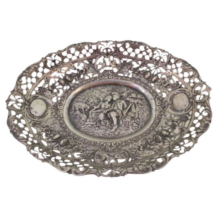 Silbernes Tablett, geschnitten und geprägt, mit einem Paar in einer ländlichen Szene