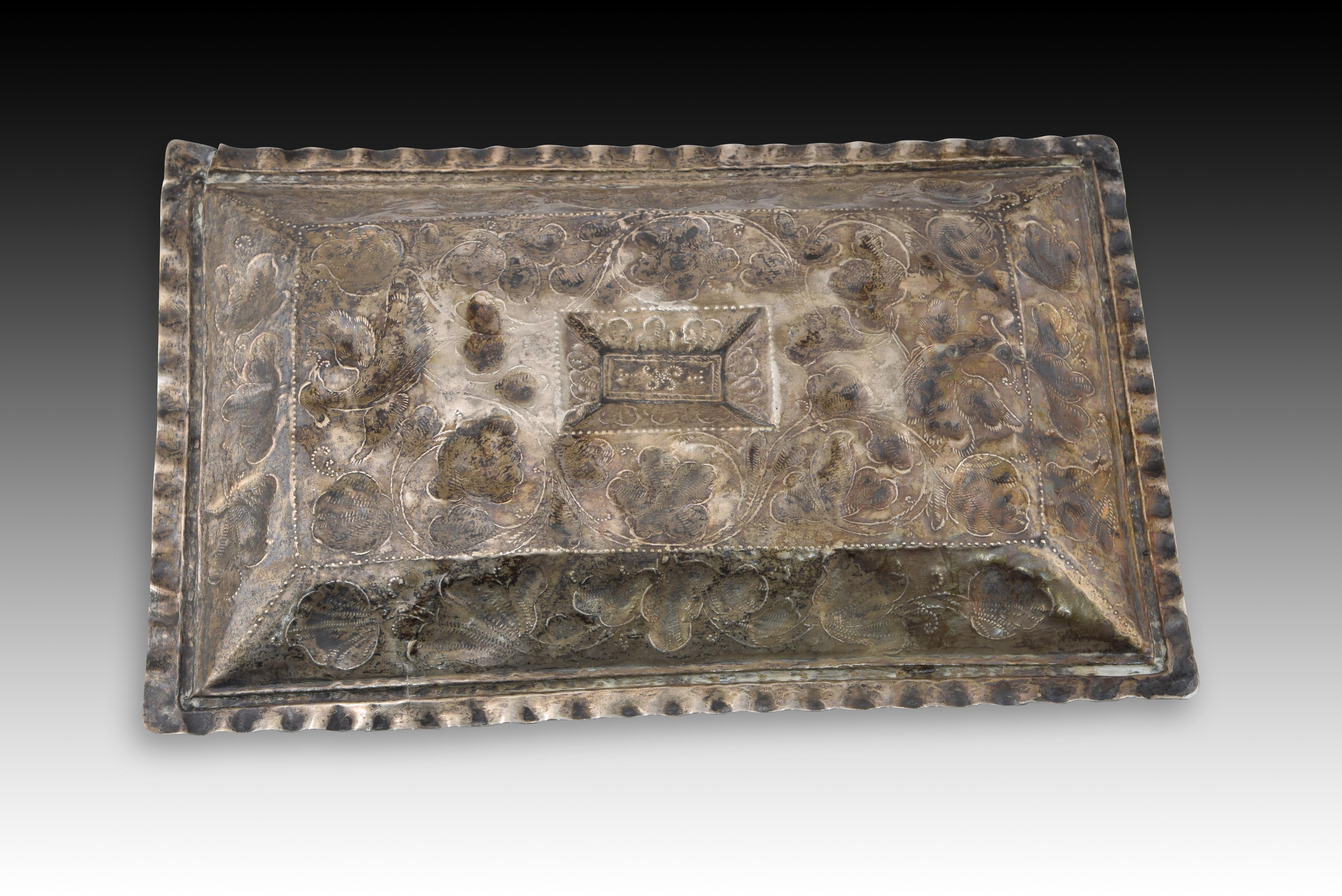 Silver tray. Possibly Spain, 20th century (after antique models). In Fair Condition For Sale In Madrid, ES