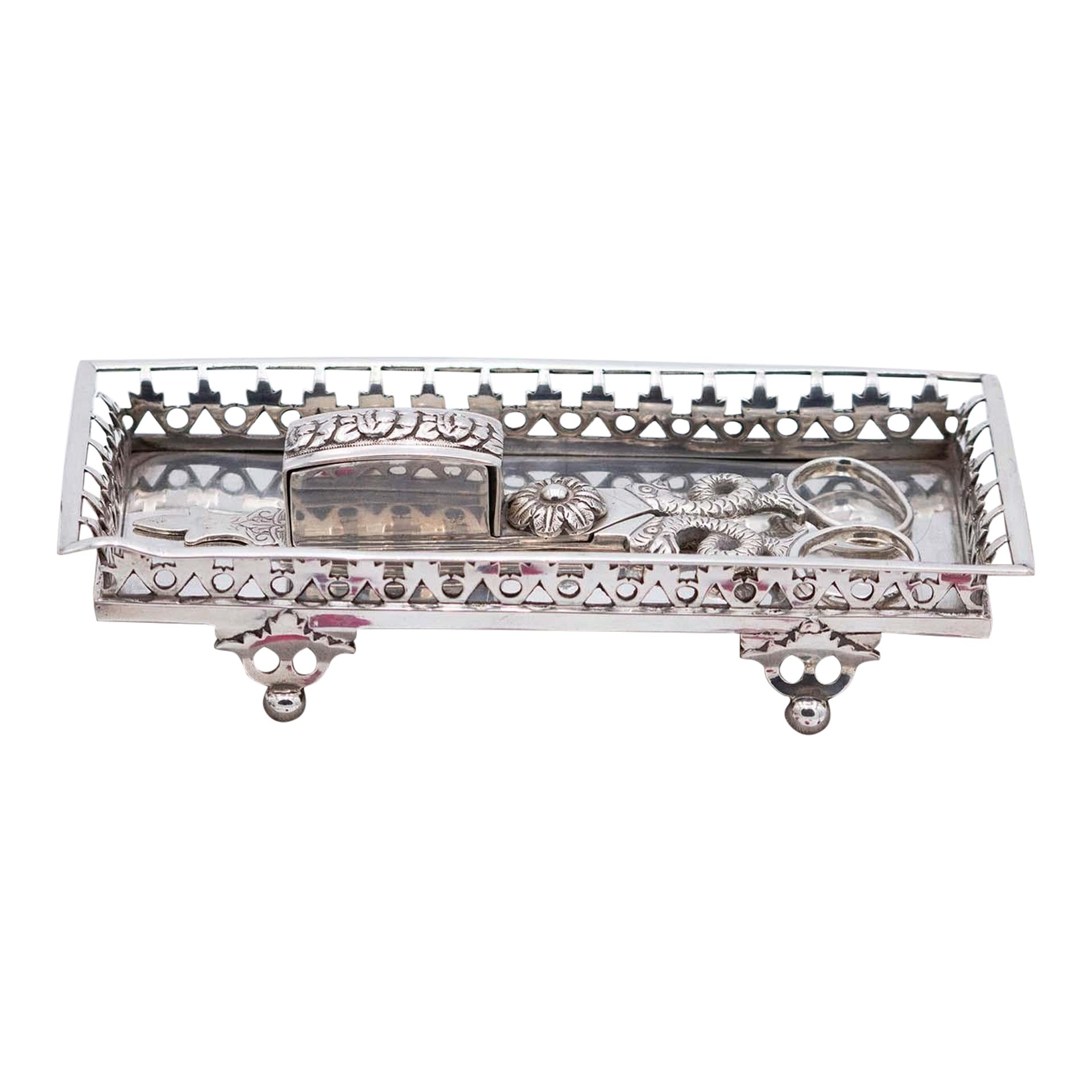 Silver tray
scissors w/ grid, cut-out feet
fish/floral scissors