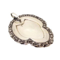 Silver tray w/ floral reliefs
dragon-shaped fiery handle Antique Silver tray w/ floral reliefs
dragon-shaped fiery handle