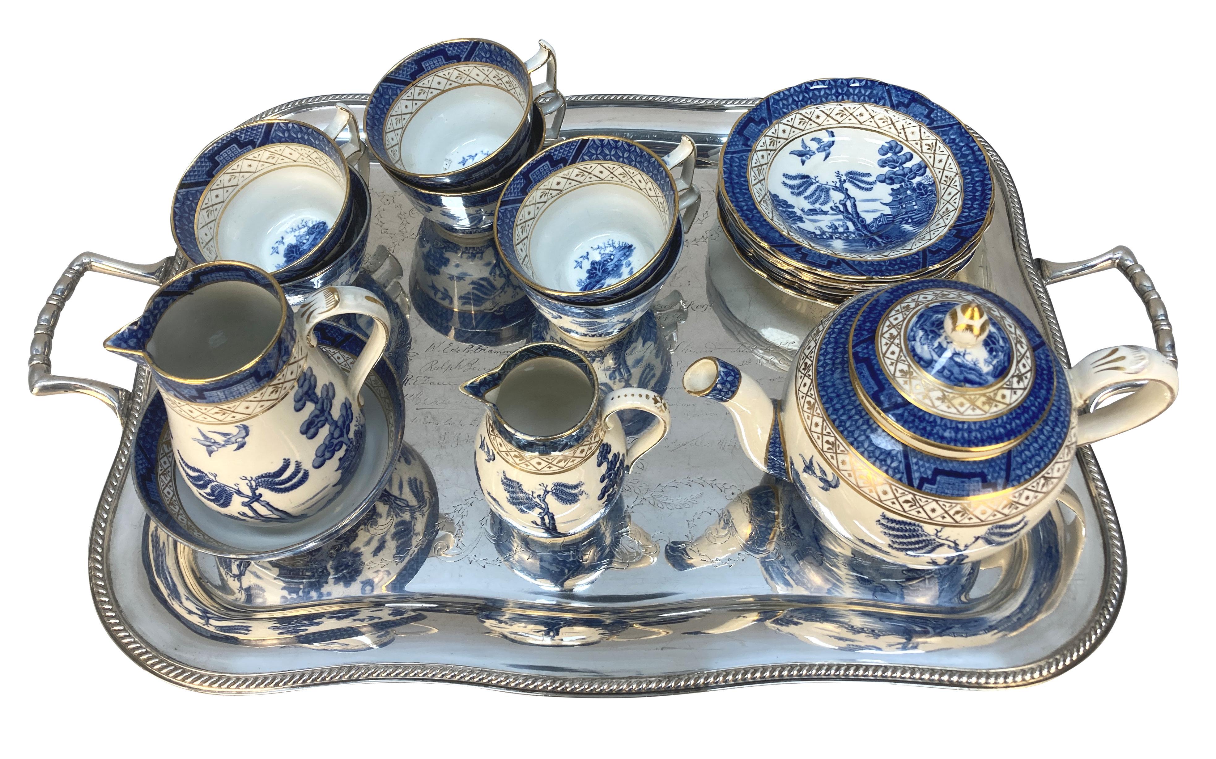 Un plateau à thé en argent, gravé par un régiment de l'armée du Dorset en guise de cadeau vers 1919, complété par un service à thé anglais 