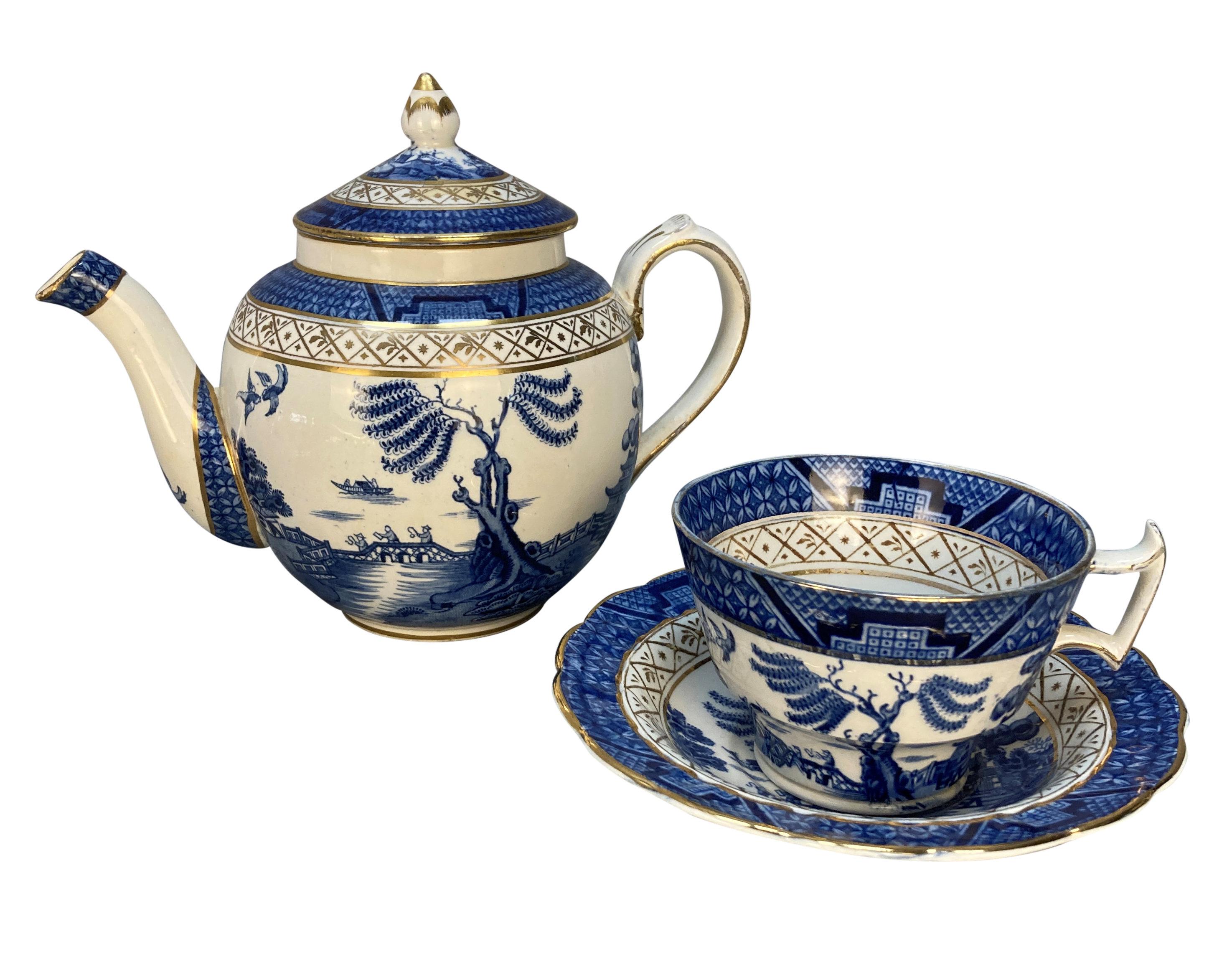 A Silver Tray With A Booth's Old Willow Pattern Tea Service Bon état - En vente à Kent, Dover