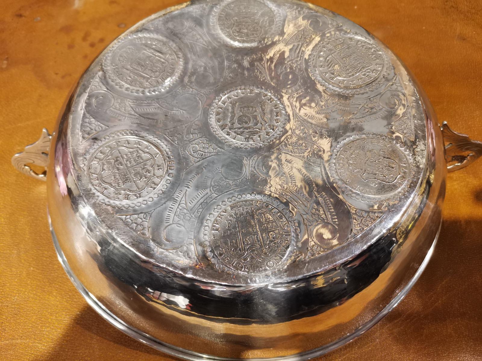Bandeja de plata con monedas de plata incrustadas Siglo XIX Barroco en venta
