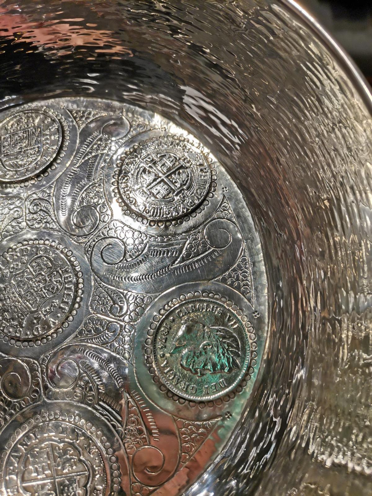 Bandeja de plata con monedas de plata incrustadas Siglo XIX Hecho a mano en venta