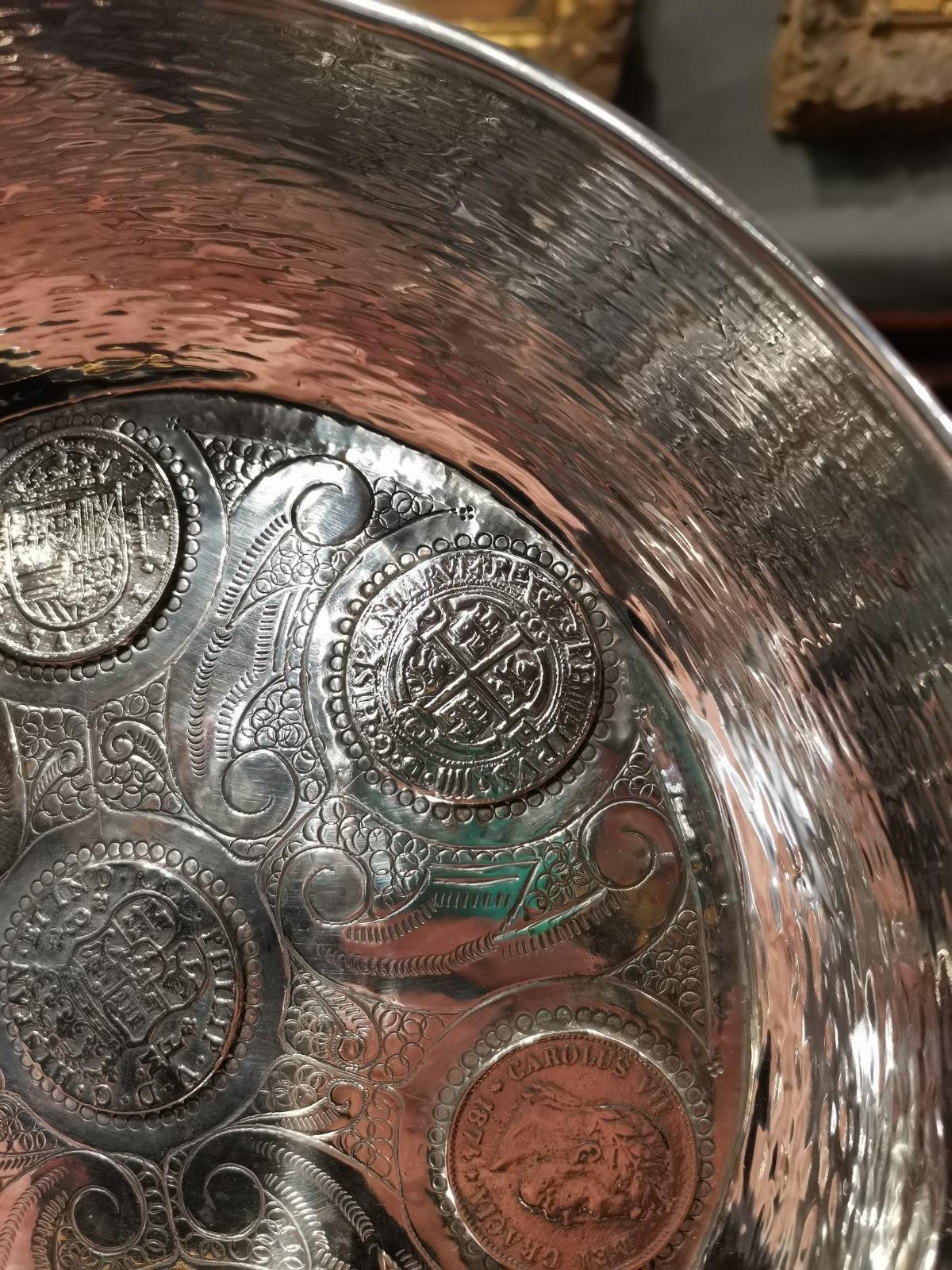 Bandeja de plata con monedas de plata incrustadas Siglo XIX en Bueno estado para la venta en Madrid, ES