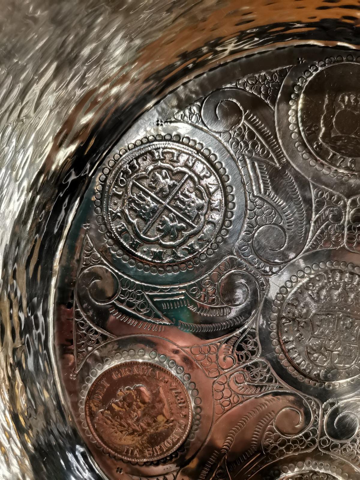 Bandeja de plata con monedas de plata incrustadas Siglo XIX en venta 1