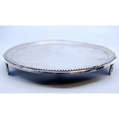 Silver tray with engravings, pearly rim and resting on three wheel-shaped feet