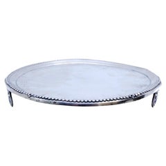 Silver tray with engravings, pearly rim and resting on three wheel-shaped feet