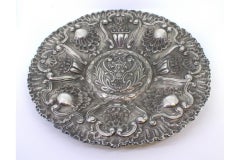 Silver tray with the Portuguese coat of arms in relief and floral motifs