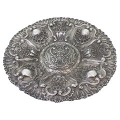 Silver tray with the Portuguese coat of arms in relief and floral motifs