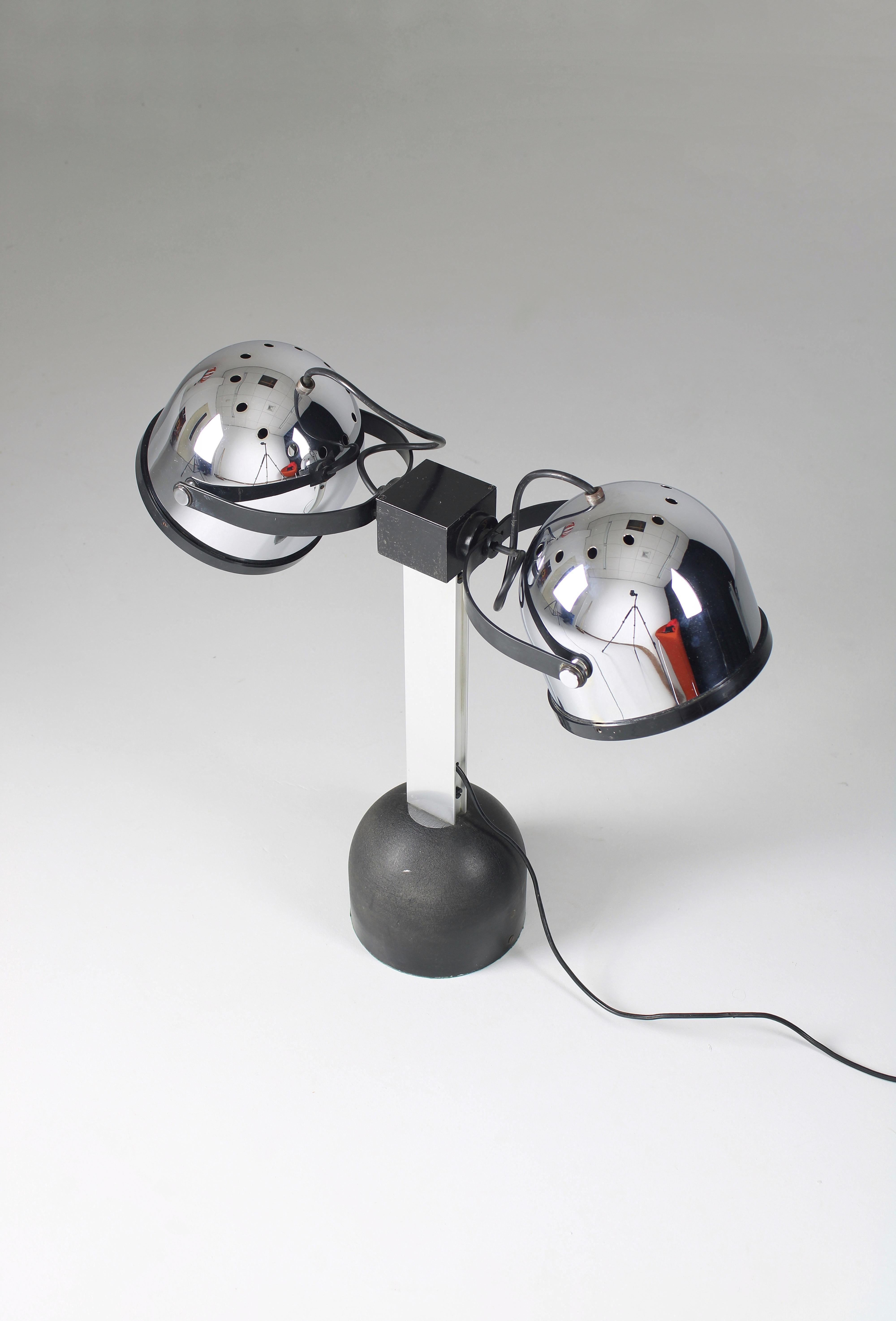 Swiveling table lamp in silver, designed by Livio Castiglioni and Gae Aulenti for Stilnovo in 1971. This series, named Trepiù, by Stilnovo was produced in a very wide range of models, including various table, wall, pendant, and floor lamps with the
