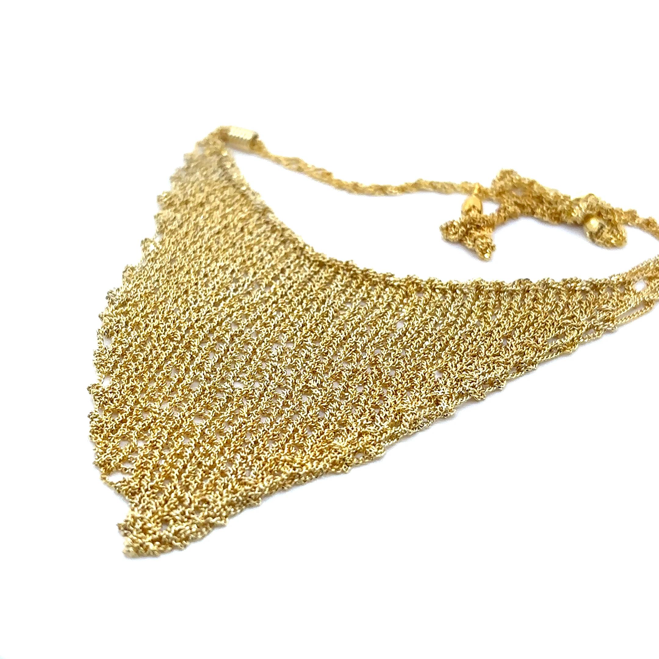 Este elegante collar en forma de triángulo es de plata de alta calidad con un radiante acabado chapado en oro. 

Con un peso de 22,50 gramos y una longitud de 13 pulgadas, está diseñado para colocarse con gracia alrededor del cuello, añadiendo un