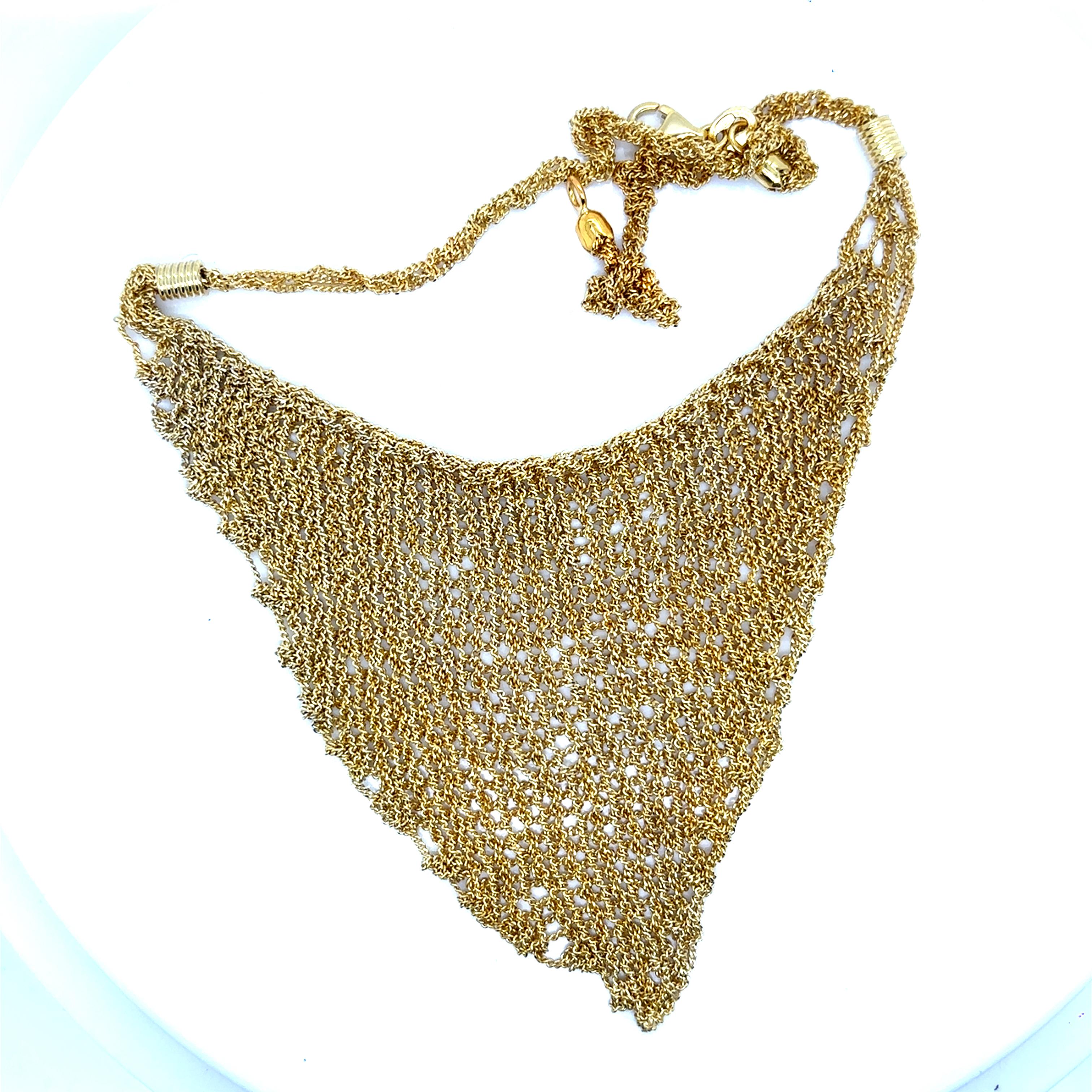 Collar de plata estilo triángulo con baño de oro Contemporáneo en venta