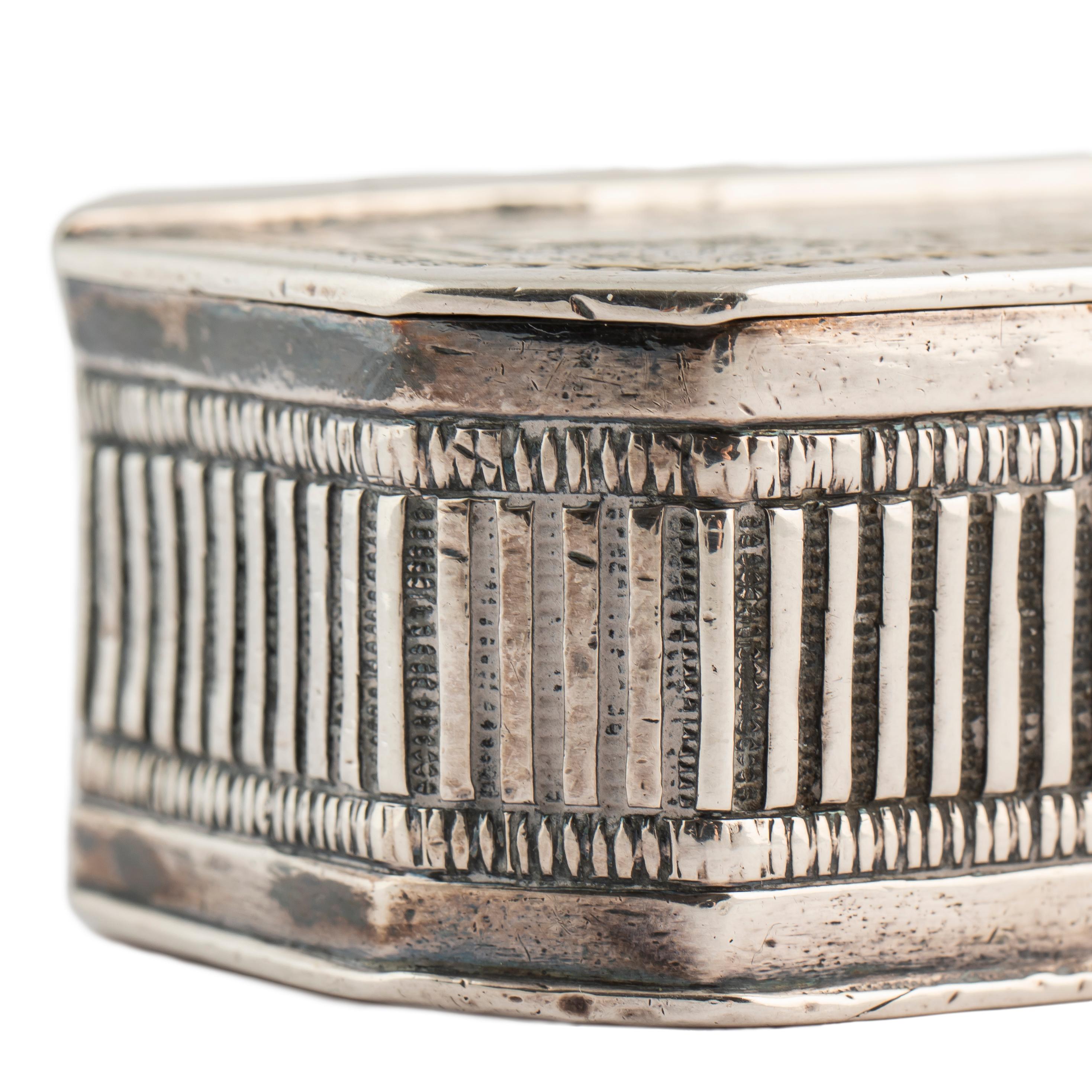 Silver Trinket Box with Chinese Scene, Late 19th-Early 20th Century In Fair Condition For Sale In St. Catharines, ON